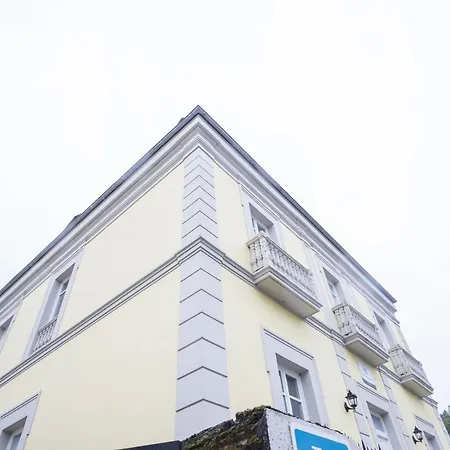Hotel Triacastela فندق ترياكاستيلا