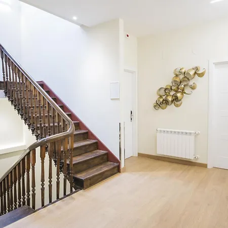 Hotel Triacastela فندق