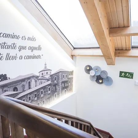 Hotel Triacastela فندق